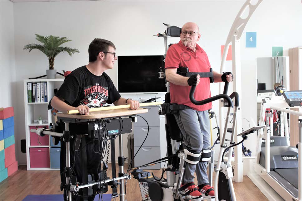 Patienten beim Gangtraining mit dem Innowalk Pro