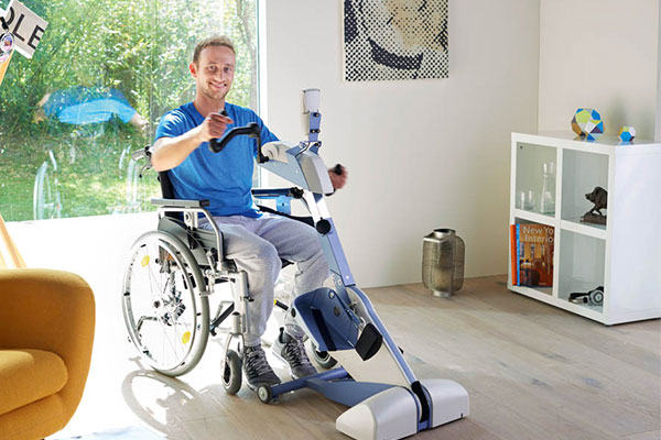 Man in wheelchair training with THERA trainer Tigo